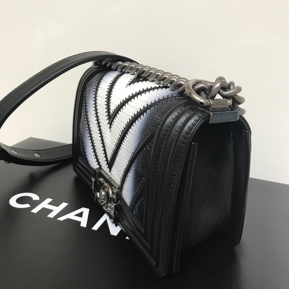 The limited edition lizard boy Chanel . - Picture 3 of 10